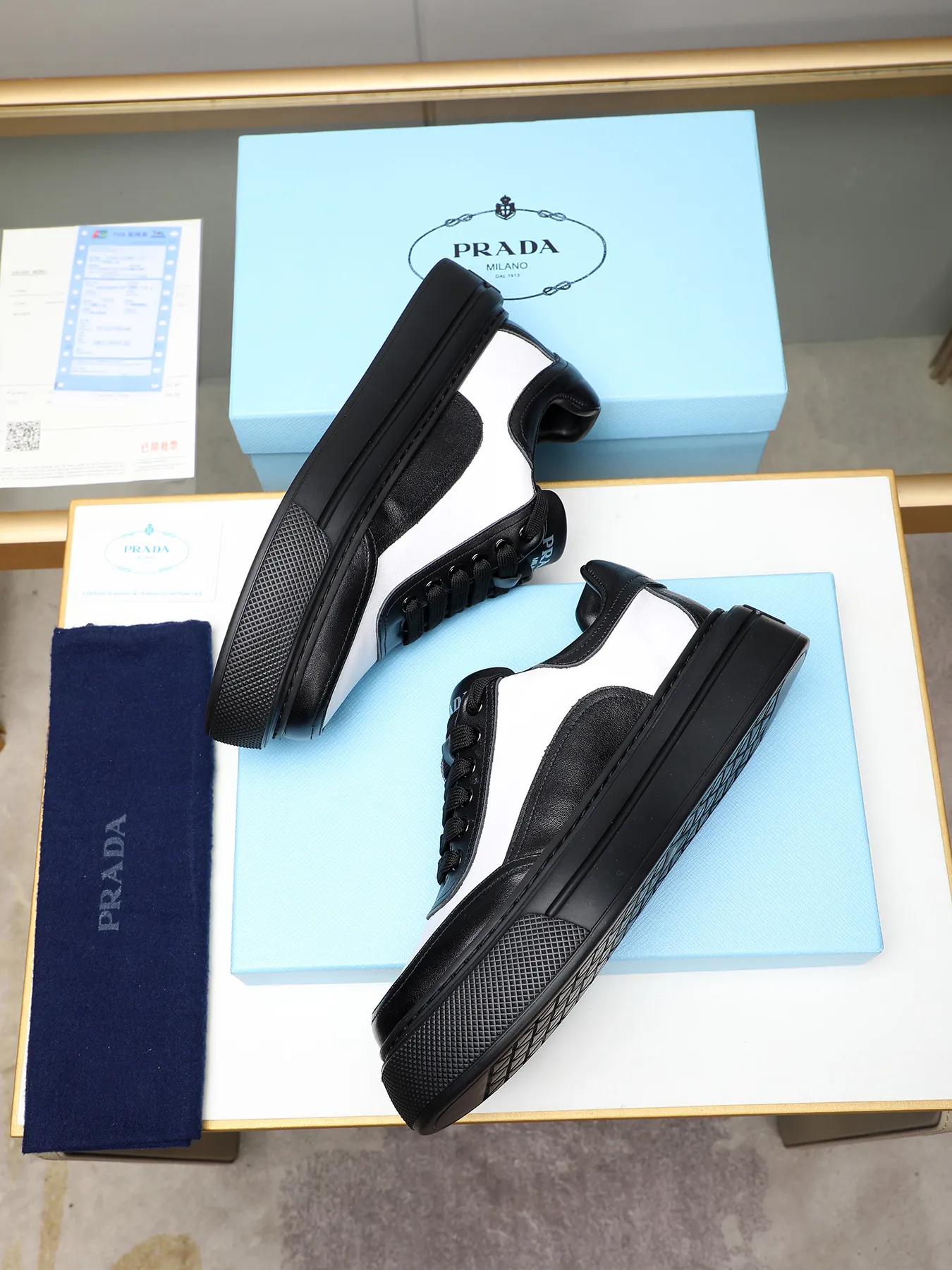 Men's shoes 💰500 Prada/Prada Men's new casual shoes, this upper is made of imported calfskin. The outside is decorated with the P family's classic metal triangle enamel logo, with cowhide lining and cowhide for the foot pads. The outsole is made of non-slip sports exclusive rubber outsole with logo, which feels good on the feet. It is a fashionable and fashionable item!  Size: 38-44 (45 customized)